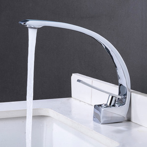 Robinet de lavabo à trou unique Crescent Bay, avec noyau de valve en céramique, robinet mélangeur d'eau chaude et froide à montage sur comptoir - Product Image 4