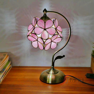 Lampe de table LED Sensmuel vintage européenne Art Déco, base bronzée, verre coloré découpé à la main, soudée à la main, pas chère - Product Image 1