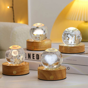 Veilleuse Moderne en Cristal K9 en forme de Gâteau d'Anniversaire avec Base en Bois, Gravure Laser 3D, LED Blanc Chaud, Alimentation USB, Intensité Réglable pour Chambre à Coucher - Product Image 1