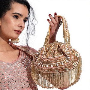 Bolso de Noche Artesanal con Cuentas Doradas, Elegante Bolso de Mano con Flecos para Bodas y Fiestas - Product Image 1