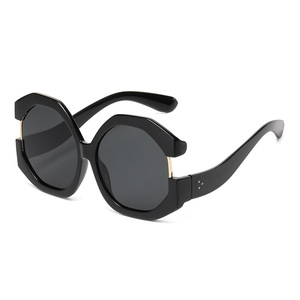 Stylish and Cool Cat-Eye Oversized Women's Sunblock Shade Personalized Color Matching Sunglasses - Product Image 3