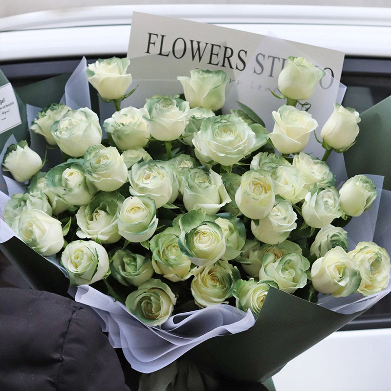 10 branches of scottish green + 10 branches of white roses