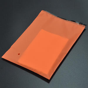 Sacs d'emballage translucides personnalisés avec logo, givrés, à fermeture éclair, noirs, en plastique, pour vêtements, t-shirts et maillots de bain - Product Image 6