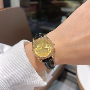 Montre de luxe pour femme à quartz, bracelet en cuir et acier inoxydable, avec accents de diamants et cadran à aiguilles - Product Image 5