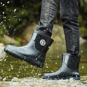 Botas de lluvia impermeables para hombre, suela negra y roja, media caña, sin cordones, para trabajo al aire libre, tacón bajo, color sólido - Product Image 2
