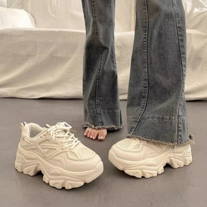 Chaussures de sport décontractées pour femmes, style européen, semelle épaisse légère, rehaussantes, beige et noir, nouvelle collection automne 2024 - Product Image 5
