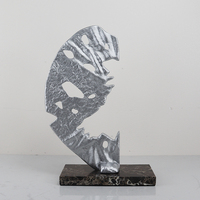 Petite sculpture abstraite en métal sculpté à la main en forme de feuille argentée avec base en marbre pour la décoration de maison moderne de luxe
