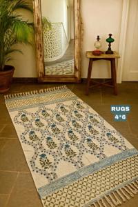 Alfombra de algodón con estampado floral azul Buti, 4x6, hecha a mano con borlas, estilo bohemio, para decoración de entrada. - Product Image 2