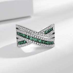 خاتم مفتوح فاخر مصنوع بشكل رائع مع إسبنيل أخضر مرصع بالكامل ، تصميم مخفي بأربعة صفوف - Product Image 3
