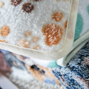 En stock – Vente en gros – Couverture de luxe pour animaux de compagnie – Hiver – Quatre saisons – Polaire corail chaude – Motif patte – Douce – Pour chat et chien – Dropshipping - Product Image 4