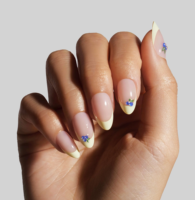 Faux ongles réutilisables à presser, couvrance totale, style French Tip Amande, motif fleur bleue nude, avec boîte cadeau fenêtrée
