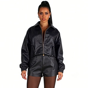 ชุดเซ็ต 2 ชิ้นหนังเทียม PU สำหรับผู้หญิง - เนื้อผ้าทอลายและกางเกงขาสั้นเอวสูง ชุดเสื้อผ้าแฟชั่นสำหรับผู้หญิง - Product Image 5