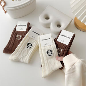 Özel Yüksek Kaliteli Moda Kız Pamuklu Ter Emici Nefes Alabilen Günlük Kış Nakışlı Köpek Desenli Orta Boy Kadın Çorapları - Product Image 3