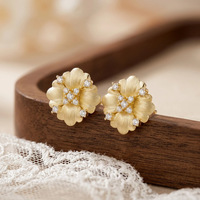 Boucles d'oreilles clous en argent sterling 925 finition brossée de luxe léger, forme fleur, moissanite couleur D VVS1 pour femme