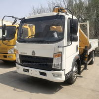 Camion grue SINOTRUK HOWO 4x2, moteur Weichai 116 CV, grue à flèche pliante hydraulique de 3,2 tonnes, boîte de vitesses, roulement Euro 3