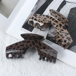 Grande pince à cheveux incurvée motif léopard café, élégance féminine, maintien antidérapant pour femme - Product Image 1