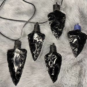 Pendentif en obsidienne noire naturelle brute en forme de pointe de flèche, avec cordon en cuir tressé à la main, pierre de guérison, tendance mode, pointe de lance - Product Image 1