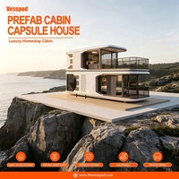 Capsule spatiale modulaire en acier, maison de luxe moderne avec balcon à double vitrage teinté pour hébergement touristique et location de vacances