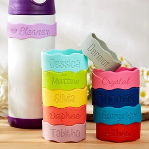 Etiqueta de Silicona Impermeable con Diseño Ondulado en Colores Variados, Precio de Fábrica, Etiqueta Promocional con Nombre, Funda para Botella con Impresión por Sublimación - Product Image 6