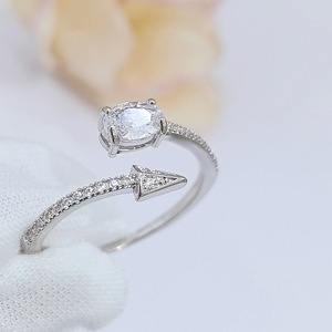Anello Aperto a Forma di Freccia con Dettagli Scintillanti, Design Regolabile, Accessori di Moda per Donne - Product Image 4