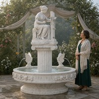 Fontaine de jardin en marbre sculptée à la main, avec statue de Musa tisseresse et deux becs d'eau en forme de papillon, pour villa et domaine