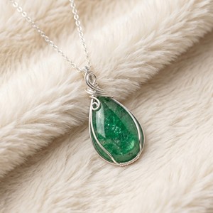 Colliers pendentifs en argent plaqué OEM/ODM en gros, avec pierre précieuse Aventurine verte en forme de goutte, enroulée sur fil, pour femmes - Product Image 2