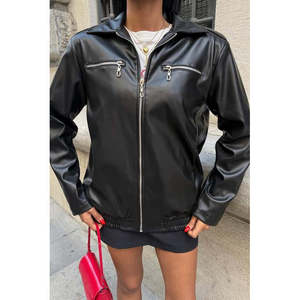 Chaqueta Deportiva para Mujer Sobe, Negra, Tejida, Resistente al Viento, Estilo Cuero, con Cierre Frontal y Bolsillos - Product Image 3