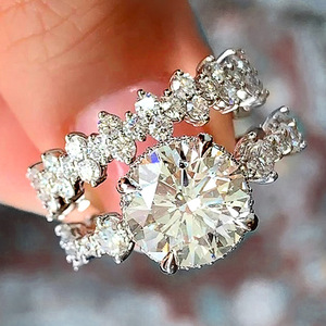 Anello di Fidanzamento F725 per Donna in Oro Bianco con Diamante Taglio Brillante Rotondo Colore D Naturale e Diamanti Laterali - Product Image 4