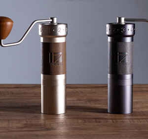 Molinillo de Café Portátil de Metal Ecológico con Molienda Consistente, Acabado Negro, Empuñadura de Nogal, Herramienta Lista para Viajar - Product Image 1