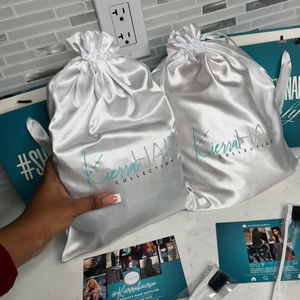 ブランドロゴ入り サテン 巾着袋 シルクヘア用パッケージポーチ ウィッグ収納 ジュエリー保管用 防塵 大型サイズ 格安価格 - Product Image 1