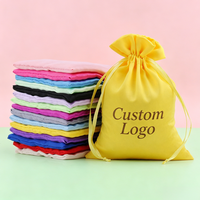 Vente en gros de sacs à poussière en tissu satiné beige de différentes tailles avec logo personnalisé imprimé, couleur bonbon, pour bijoux