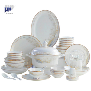 Luxe porseleinen serviesset met gouden rand, inclusief dessertborden en soepkommen, 72-delig. - Product Image 6