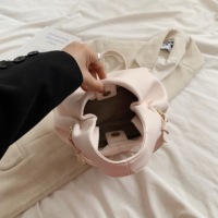 Fournisseur de sacs hobo minimalistes souples en cuir PU avec fermeture éclair, légers, à bandoulière, faible MOQ 10 pour la distribution mondiale