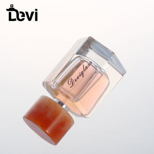 Flacons de parfum en verre de luxe vides en gros Devi, rechargeables avec pulvérisateur à pompe, estampage à chaud, étanches et écologiques - Product Image 4
