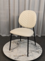 Chaise démontable noire rembourrée avec surpiqûres chevron et structure métallique pour projets d'importation de mobilier de villégiature