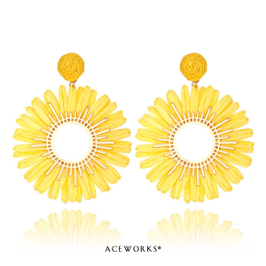 Pendientes Colgantes de Rafia con Diseño de Margarita |   Pendientes de Flores Tejidas en Acero Inoxidable con Baño de Oro PVD de 18K, Resistentes al Agua, Hipoalergénicos y Antideslustre - Product Image 4