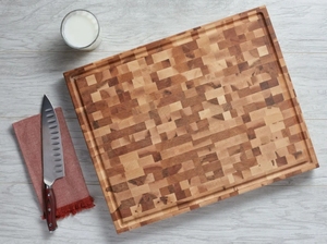 Tabla de Cortar de Madera de Arce con Ranura, Asas Empotradas y Patas de Goma - Product Image 6