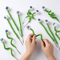 Décoration suspendue fantaisie pour fête d'Halloween, en forme de globe oculaire vert en peluche, avec branche en fil de fer