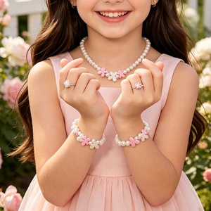 Set di Gioielli Classico in Plastica per Bambine con Farfalle e Perle, Collana e Braccialetto con Perle Finte Rosa e Bianche, Regalo Carino - Product Image 2