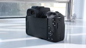 Appareil photo hybride APS-C <span class=keywords><strong>Canon</strong></span> EOS-<span class=keywords><strong>R50</strong></span> 24,2 MP avec vidéo 4K UHD, écran de 2 à 3 pouces et carte SD (95 % neuf) - Product Image 2