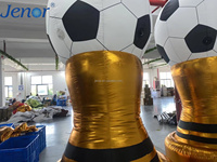 Le trophée de football gonflable peut être utilisé lors des compétitions, des événements sportifs, des festivals, des célébrations et comme décoration publicitaire.