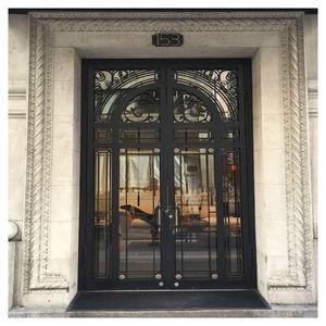 Puerta de Hierro Forjado con Logotipo Personalizado Prima, con Trabajos Ornamentales en Hierro para Entrada Principal de Hotel y Resort - Product Image 1
