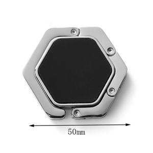 Gancho de Mesa Portátil Hexagonal Único y Moderno para Bolsos, Plegable, Metálico - Product Image 3