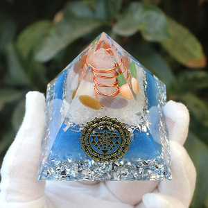 Pyramide en cristal Kogiya, résine époxy, artisanat, 6 cm, décoration d'intérieur, ornement de bureau avec gravure interne - Product Image 4