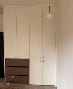 Armoire peu encombrante avec rangement dissimulé et poignées originales, idéale pour les petites chambres et les chambres d'enfants - Product Image 2