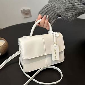 Bolso de mano moderno para mujer, primavera 2026, bandolera de cuero sintético trenzado con colgante de oso - Product Image 3