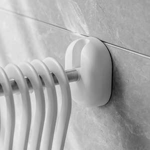 Cintre en plastique rotatif simple et support de rangement pour serviettes Crochet de salle de bain étanche Aucune installation de perceuse requise - Product Image 5