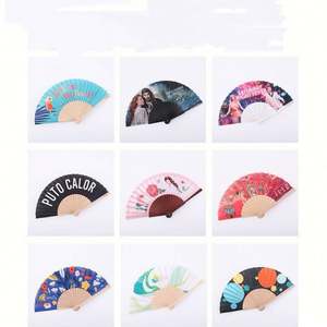 Éventail à main personnalisé en bois de poirier coloré espagnol pour mariage - Product Image 1