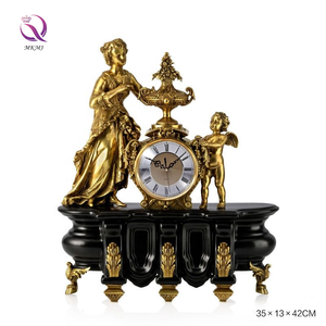 Horloge de bureau <span class=keywords><strong>d</strong></span>écorative de <span class=keywords><strong>d</strong></span>éesse ange dorée de style européen rétro en laiton et métal avec base en porcelaine pour la <span class=keywords><strong>décoration</strong></span> intérieure de luxe - Product Image 3