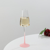 Verre à vin rose dégradé sur pied, fond concave, finition mate, design minimaliste, qualité alimentaire, logo personnalisé